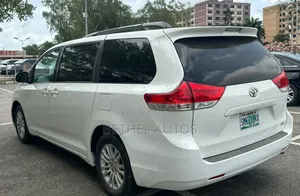 Toyota Sienna XLE FWD 8-Fara-wuri 2013 Fari