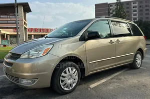 Toyota Sienna LE AWD Minivan ta 2005