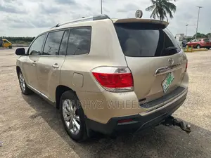 Toyota Highlander 3.5L 4WD 2013 Gold