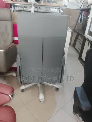 Babban Kujerar Ofis mai Juyawa da Wurin Zama