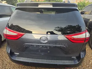 2015 Toyota Sienna XLE Premium 8-Passenger Minivan