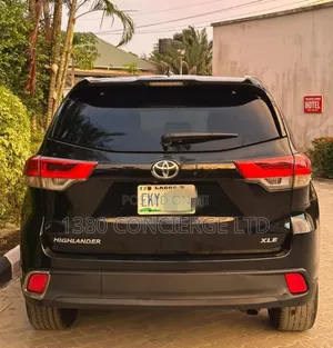 2016 Toyota Highlander XLE V6 4x2 SUV