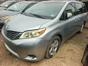 Toyota Sienna LE 8-Fara-Zama 2012 Launin Azurfa