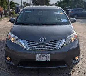 2014 Toyota Sienna LE 7-Passenger Mobility Minivan