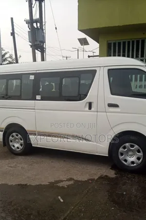 Toyota HiAce 2014 Fari
