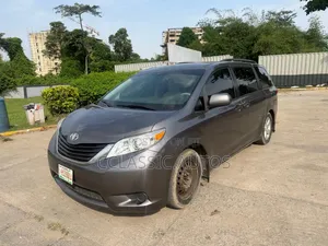 Toyota Sienna LE 7 Passenger Minivan na 2012