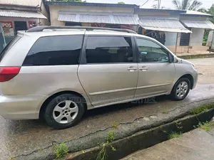 Toyota Sienna LE 4WD Minivan na 2007