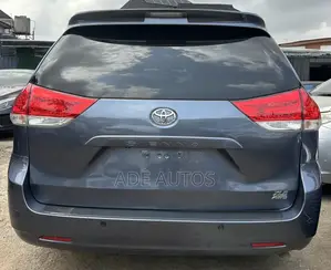 2015 Toyota Sienna XLE 8-Passenger Minivan - Blue
