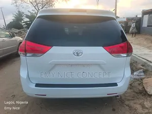 Toyota Sienna L 7-Fitar Da Zama Ta 2014