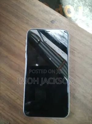 Apple iPhone XR 64GB White
