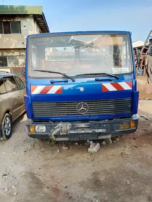 Mercedes-Benz 814 Short Truck Head