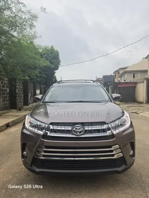 2018 Toyota Highlander XLE 4x2 V6 Brown