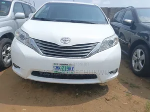 2013 Toyota Sienna XLE FWD 8-Passenger White