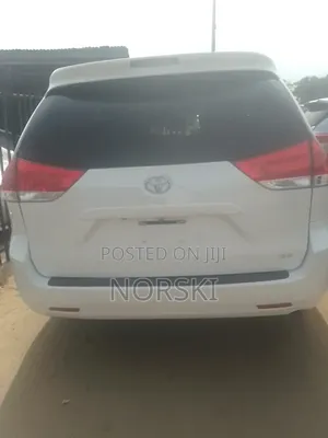 Toyota Sienna 7-Fara-Zama 2012 Fari