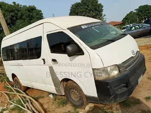 Toyota HiAce 2013 White