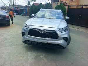 2021 Toyota Highlander XLE Silver