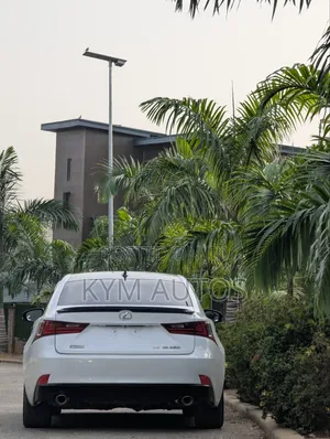 Lexus IS 2014 Fari