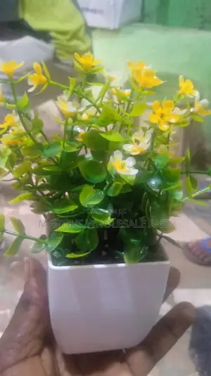 Karamin Shuka na Wucin Gadi da Furen Rawaya