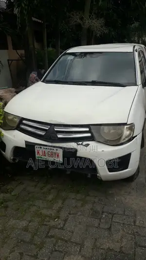 Mitsubishi L200 2011 Fari