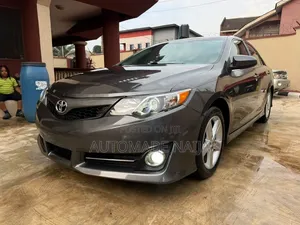 2013 Toyota Camry SE Sedan - Gray