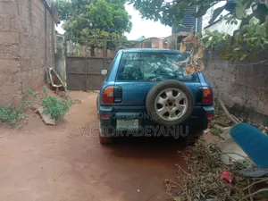 Toyota RAV4 1999 Shuɗi
