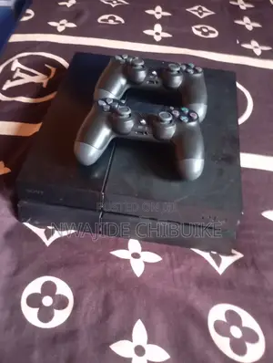 PlayStation 4 Tare da Wasanni da Controllers 2
