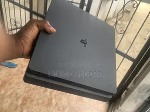 Playstation 4 (Used)
