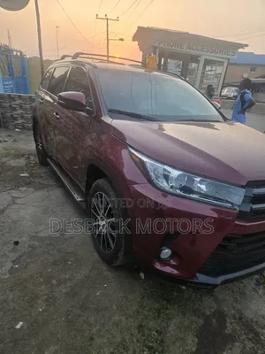 2018 Toyota Highlander SE 4x2 V6 SUV Red
