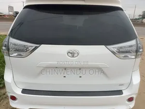 Toyota Sienna 2017 Fari