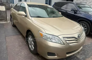 Toyota Camry 2011 Zinariya