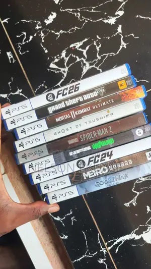 PS5 Slim Console tare da Kwamfuta 2 da Wasanni 9