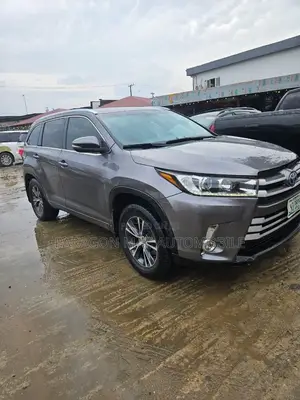 2016 Toyota Highlander XLE V6 4x2 SUV - Gray