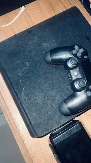 PlayStation 4 Slim 512GB tare da Wasanni 7