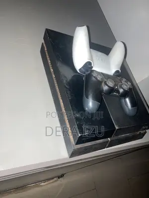 PlayStation 4 Tare da Wasanni 5 da Aka Saka