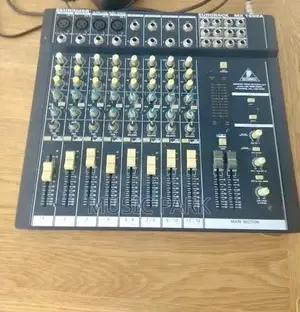 UK Amfani da Behringer Eurorack MX1602A 16-Channel Audio Mixer
