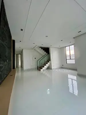 5 Bedroom Duplex da BQ & Pool a Chevron, Lekki