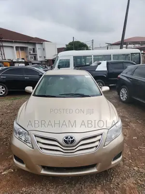 Toyota Camry SE 2010 Gold