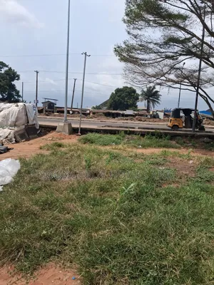 Cikakken Filin Ƙasa Mai Kallon Hanyar Akesan Igando