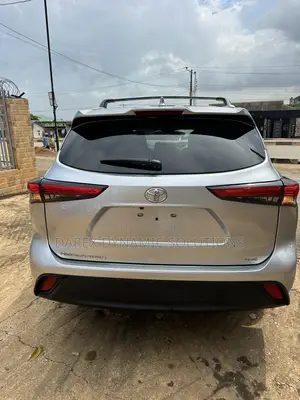 Toyota Highlander XLE 2022 Silver