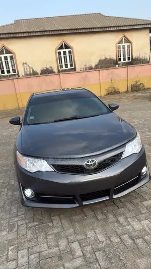 2014 Toyota Camry L Sedan - Ba a yi rajista ba