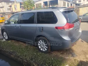 Toyota Sienna XLE 2014 Mai Zama 8