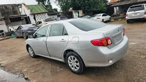 Toyota Corolla Base Sedan 2010 - Silver