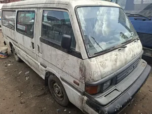 Mazda E2200 Bus 1999 Fari