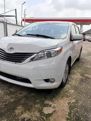 Toyota Sienna XLE 2011 Mai Zama 7 Farar Fari