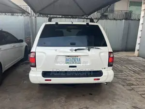 Nissan Pathfinder LE AWD SUV 2002