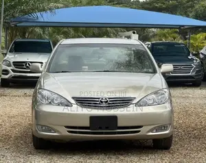 Toyota Camry XLE 2004 Gold