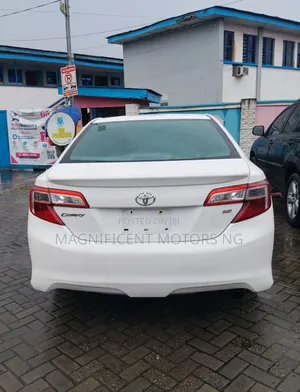 Toyota Camry SE Sedan 2012
