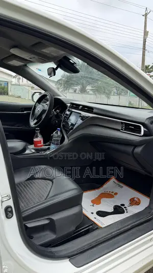 2018 Toyota Camry SE FWD (2.5L) White