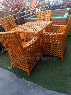 4-Gama Brown Rattan Wurin Cin Abinci Na Waje Tare da Square Table