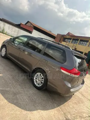 2014 Toyota Sienna XLE 8-Passenger Brown